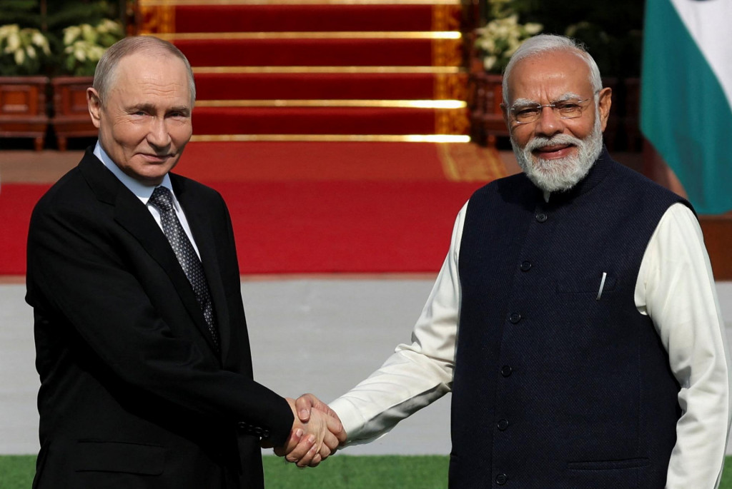Ruský prezident Vladimir Putin si podáva ruku s indickým premiérom Narendrom Modim. FOTO: Reuters