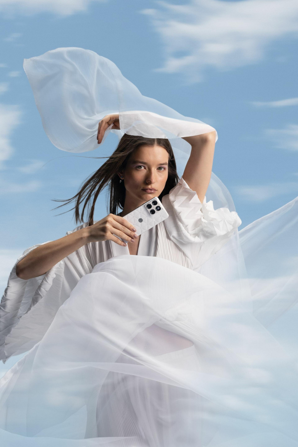 Motorola Edge 70 vo farbe roka 2026 - Pantone 11-4201 Cloud Dancer.