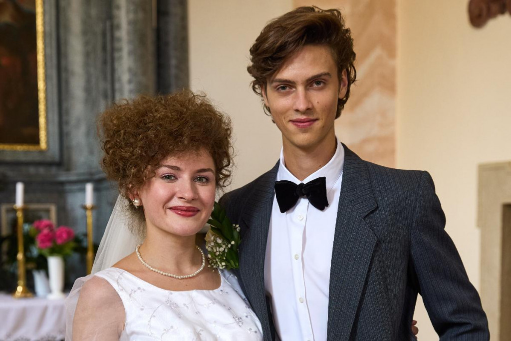 Mladomanželia Veronika Marková (Anna Magdaléna Hroboňová) a Robo Hanúsek (Kristián Macháček).