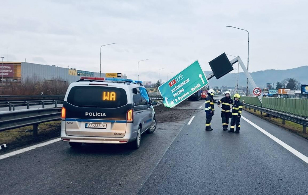Nehoda kamióna Pred Banskou Bystricou. FOTO: Polícia Slovenskej republiky