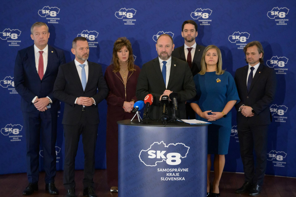 Predseda Trenčianskeho samosprávneho kraja Jaroslav Baška (vľavo), predseda Nitrianskeho samosprávneho kraja Branislav Becík (druhý zľava), predseda SK8 a predseda Trnavského samosprávneho kraja Jozef Viskupič (štvrtý sprava), predseda Banskobystrického samosprávneho kraja Ondrej Lunter (tretí sprava), predsedníčka Žilinského samosprávneho kraja Erika Jurinová (druhá sprava) počas tlačovej konferencie po zasadnutí Samosprávnych krajov Slovenska v obci Oponice v okrese Topoľčany. FOTO: TASR/Henrich Mišovič