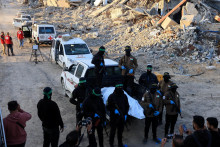 Palestínski militanti Hamasu čakajú na členov Červeného kríža. FOTO: REUTERS