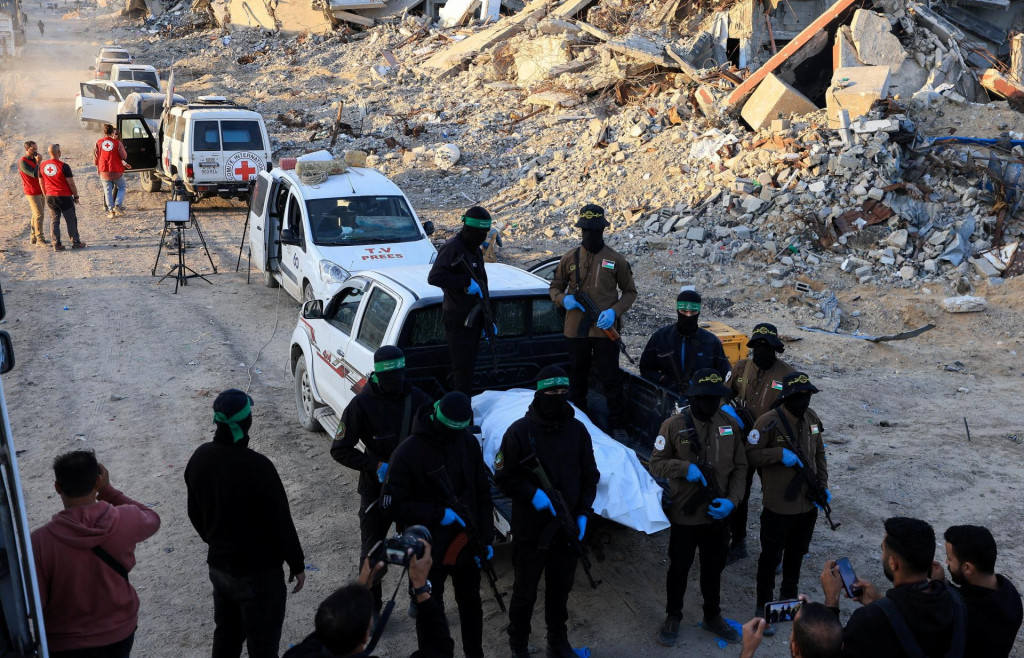 Palestínski militanti Hamasu čakajú na členov Červeného kríža. FOTO: REUTERS