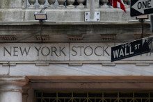 Nápis na budove najväčšej burzy sveta New York Stock Exchange na Wall Street v New York City. FOTO: REUTERS