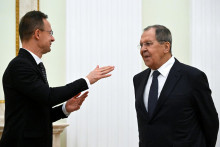 Na snímke maďarský minister zahraničných vecí Péter Szijjártó (vľavo) a ruský minister zahraničných vecí Sergej Lavrov. FOTO: TASR/AP