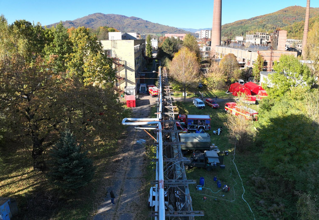 Polícia vyšetruje nebezpečné chemikálie v bývalom závode v Hnúšti, vedie trestné stíhanie