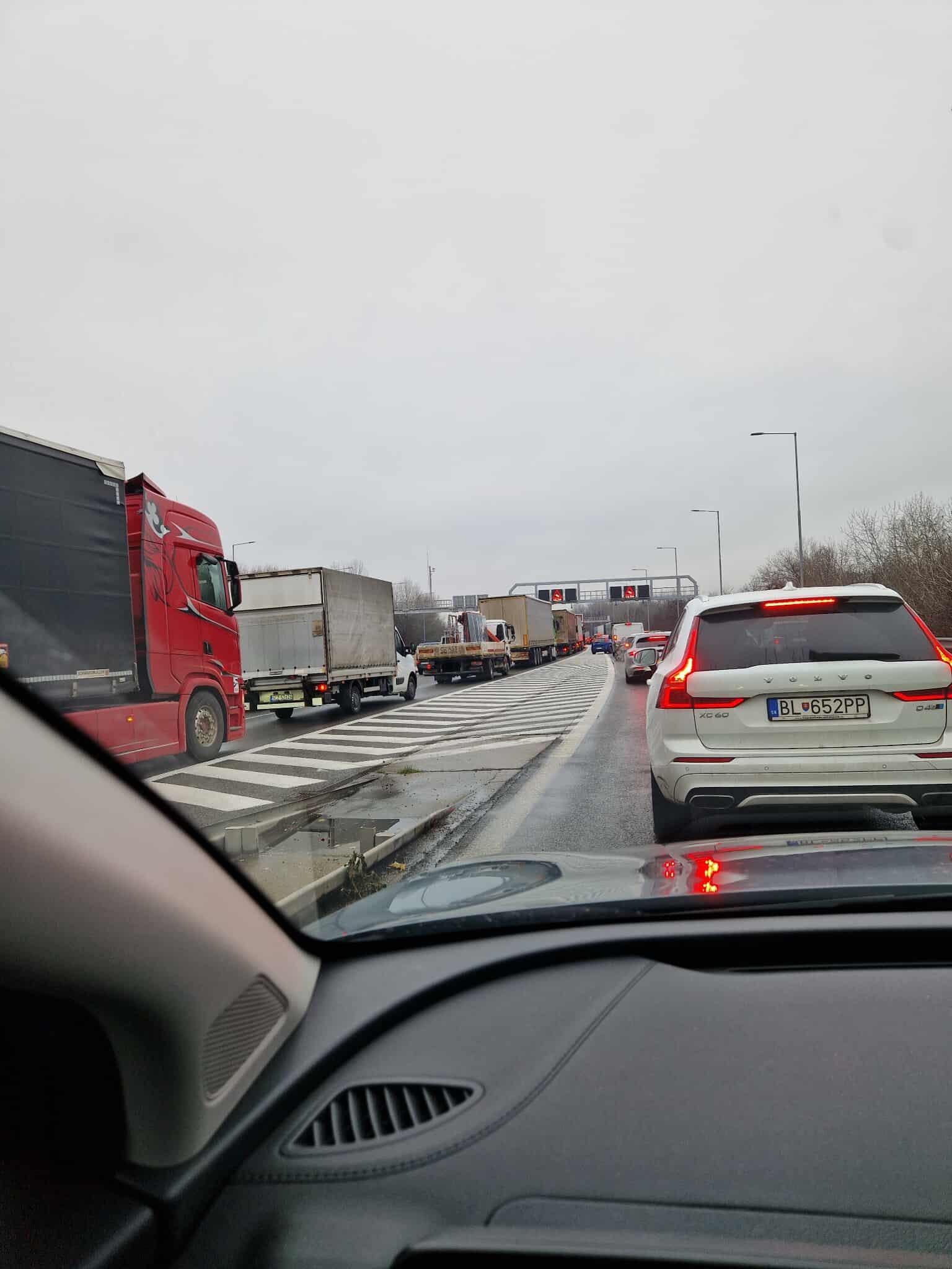 Časť Bratislavy je paralyzovaná. Vodiči stratia v niekoľkokilometrovej kolóne až 90 minút