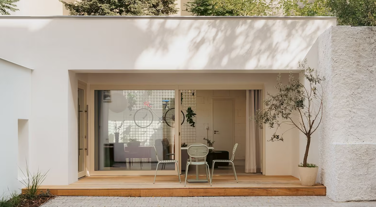 FOTO Vo vnútrobloku vzniklo vďaka skvelému nápadu plnohodnotné industriálne bývanie. Jeho interiér vás ohromí