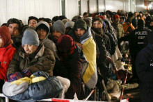 Migranti stoja v rade v Berlíne. FOTO: Reuters
