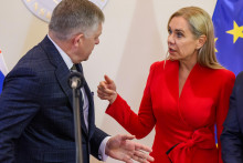 Na snímke predseda vlády Robert Fico a podpredsedníčka vlády a ministerka hospodárstva Denisa Saková.

FOTO: TASR/J. Novák