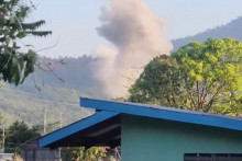 Dym stúpa z miesta po tom, čo Thajsko podľa thajskej armády podniklo letecké údery pozdĺž svojej spornej hranice s Kambodžou. FOTO: Reuters