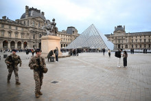 Na archívnej snímke vojaci hliadkujú pred múzeum Louvre v Paríži. FOTO: TASR/AP
