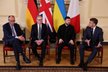Britský premiér Keir Starmer, ukrajinský prezident Volodymyr Zelenskij, francúzsky prezident Emmanuel Macron a nemecký kancelár Friedrich Merz na stretnutí v Londýne. FOTO: REUTERS