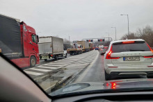 Zápcha na diaľnici D2 v Bratislave pred 15:00 v pondelok. FOTO: Katarína Erdélyiová