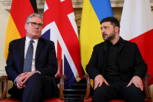 Na snímke vpravo ukrajinský prezident Volodymyr Zelenskyj a britský premiér Keir Starmer počas ich stretnutia v Londýne. FOTO: TASR/AP