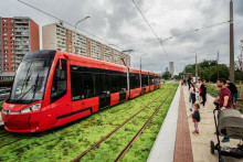 Električkovú trať v Petržalke spustili do prevádzky v júli. Teraz sú v hre ešte drahšie koľaje. FOTO: HN/Miroslava Spodniaková