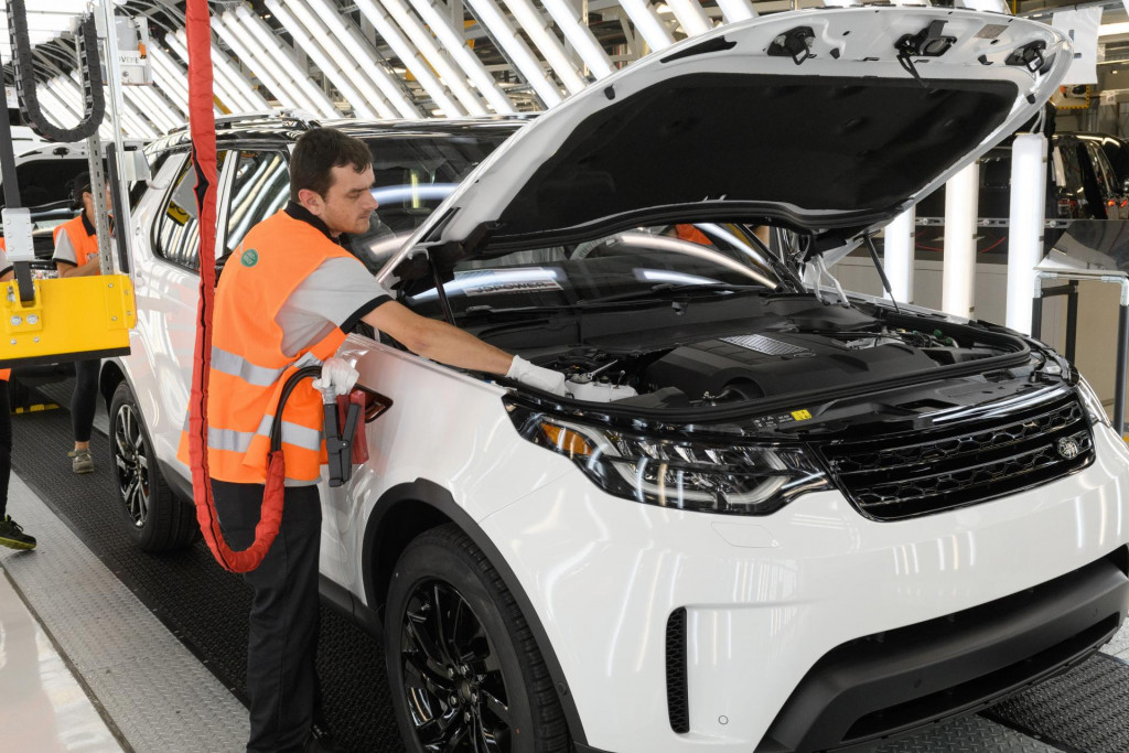 Na snímke výrobné priestory v závode Jaguar Land Rover v Nitre. FOTO: TASR/H. Mišovič