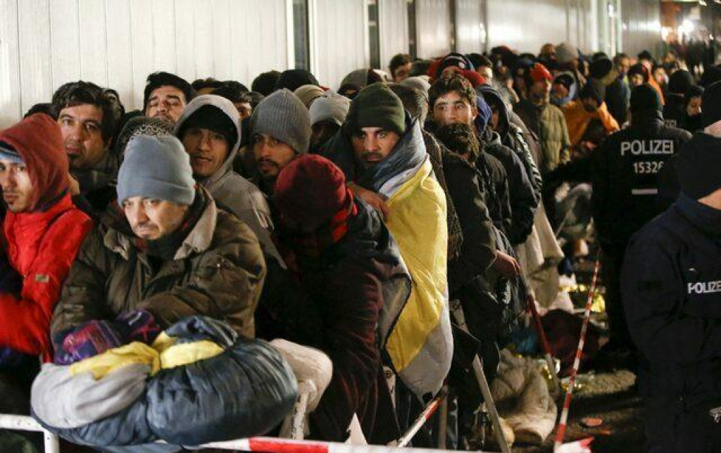 Migranti stoja v rade v Berlíne. FOTO: Reuters