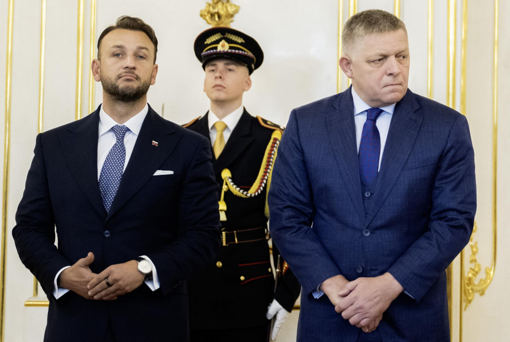 Na snímke sprava premiér a predseda SMER-SD Robert Fico a predseda HLAS-SD a minister vnútra Matúš Šutaj Eštok. FOTO: TASR/Martin Baumann
