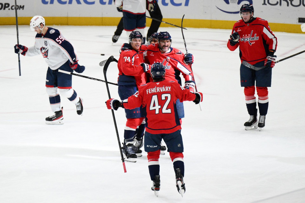 Obranca Washingtonu Capitals John Carlson (74) sa teší z gólu so spoluhráčmi, v popredí slovenský obranca Martin Fehérváry. FOTO: TASR/AP
