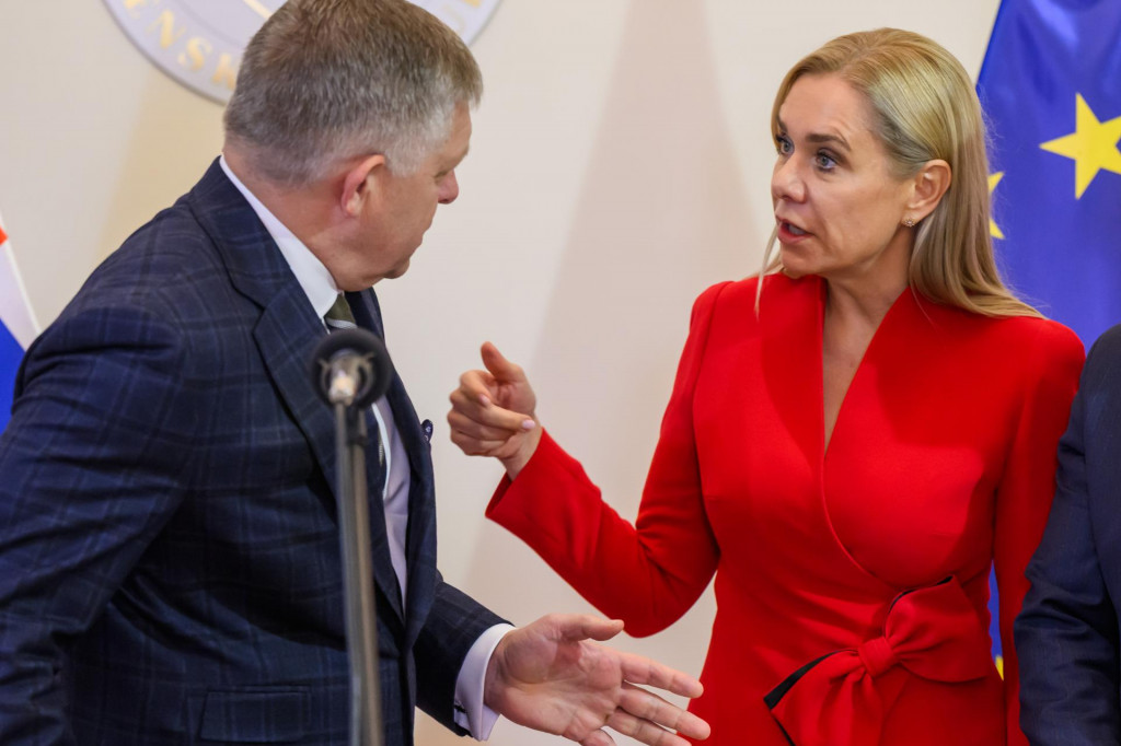 Na snímke predseda vlády Robert Fico a podpredsedníčka vlády a ministerka hospodárstva Denisa Saková.

FOTO: TASR/J. Novák