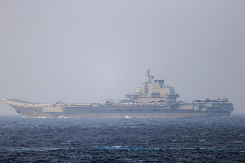 Č&iacute;nska lietadlov&aacute; loď Liaoning prech&aacute;dza cez Mijakovsk&yacute; prieliv neďaleko Okinavy na ceste do Tich&eacute;ho oce&aacute;nu. FOTO: Reuters/Ministerstvo obrany Japonska