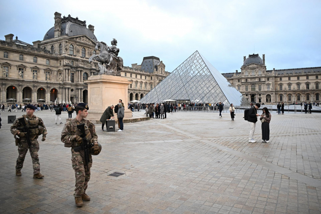 Na archívnej snímke vojaci hliadkujú pred múzeum Louvre v Paríži. FOTO: TASR/AP