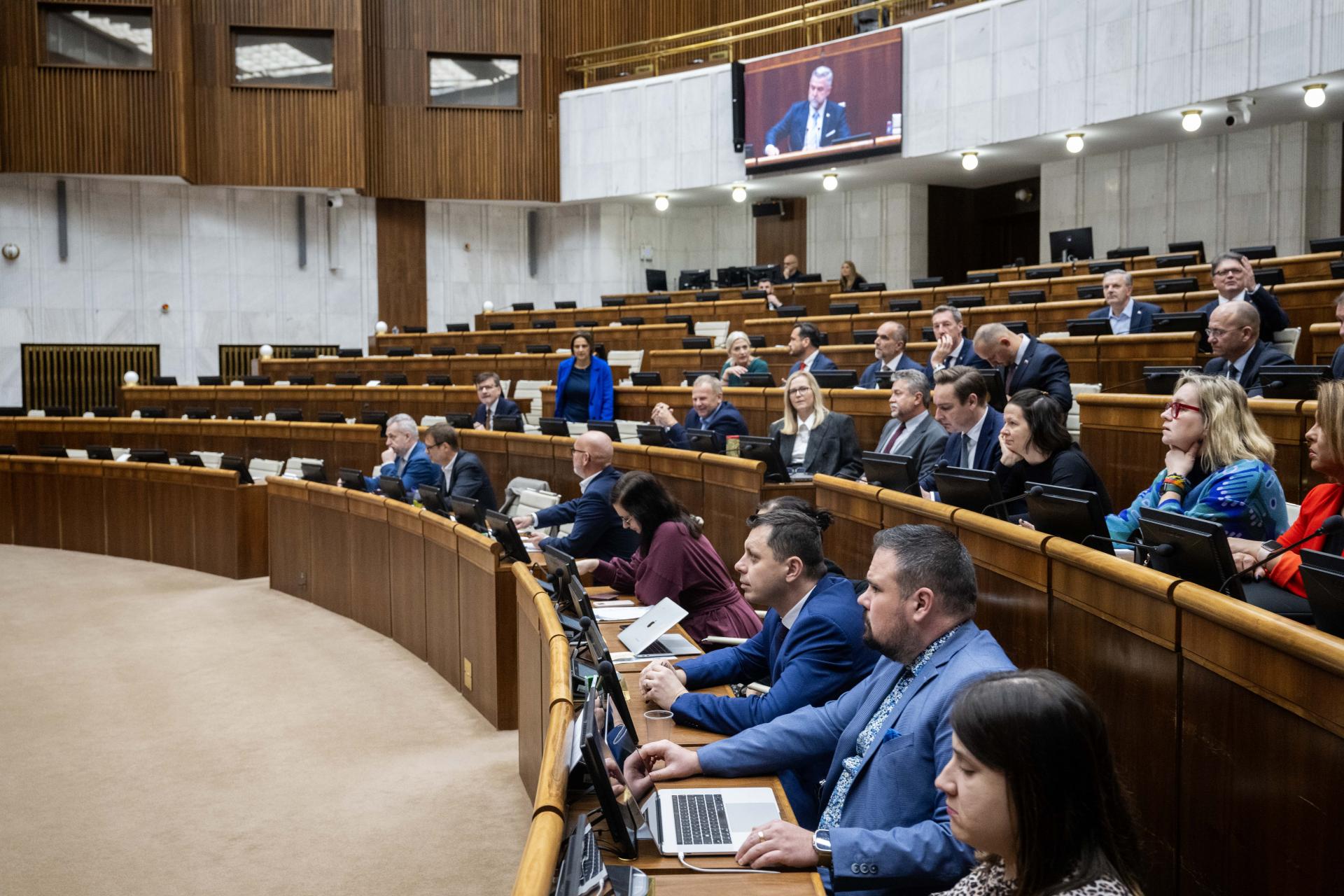 Od roku 2027 budú firmy povinne vyhotovovať elektronické faktúry, rozhodli poslanci