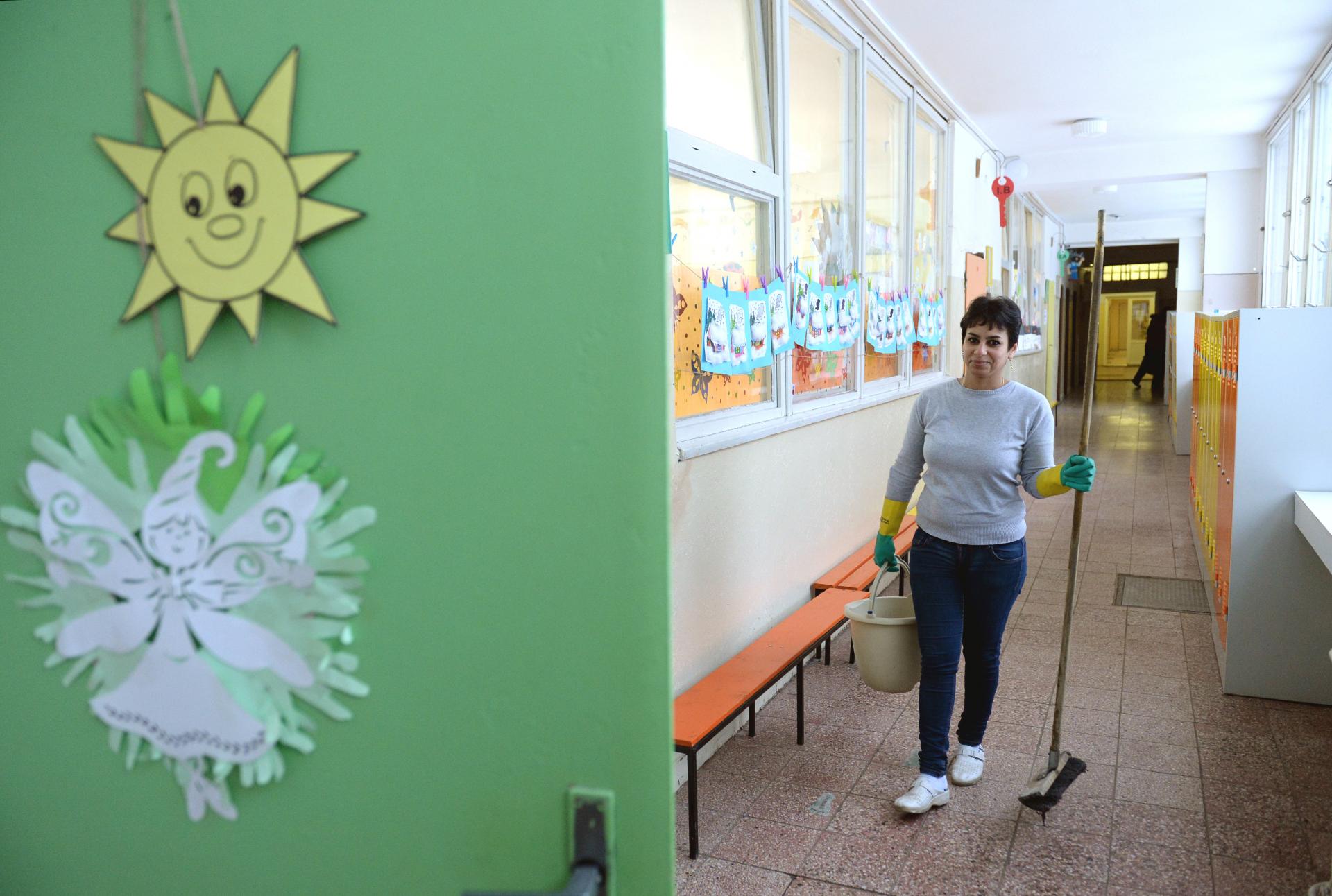 Školám chýbajú stovky pomocných síl, dominuje jeden kraj na západe. Riaditeľ: Upratovačku hľadáme aj pol roka