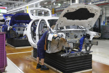 Ilustračná fotografia. Výrobná linka automobilky BMW. FOTO: TASR/DPA