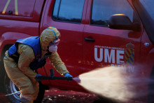 Vojak dezinfikuje vozidlo v nakazenej oblasti neďaleko Barcelony kvôli vírusu afrického moru ošípaných.