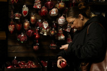 A woman chooses glass baubles in the shop at Silverado, a manufacturer of hand-blown Christmas ornaments in the town of Jozefow, outside Warsaw, Poland, December 2, 2025. REUTERS/Kacper Pempel FOTO: Kacper Pempel