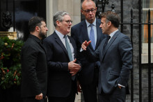 Na snímke vľavo ukrajinský prezident Volodymyr Zelenskyj a britský premiér Keir Starmer počas ich stretnutia v Londýne. Stretnutia sa zúčastnil aj francúzsky prezident Emmanuel Macron a nemecký kancelár Friedrich Merz. FOTO: TASR/AP