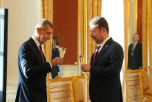 Tomio Okamura blahoželá Andrejovi Babišovi k jeho vymenovaniu za premiéra. FOTO: MAFRA