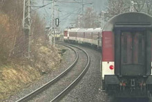 Vlaky zastavili kúsok od seba. FOTO: FB/Marek Korduliak