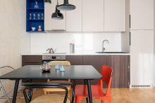 Hlavnou zásadou bolo pre dizajnérku použiť iba jeden vstavaný prvok, dostatočne priestrannú kuchynskú linku, aby si interiér zachoval vzdušnosť. FOTO: Adéla Bačová