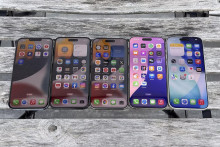 Tohtoročný iPhone 17 Pro Max priniesol oproti predchodcom významné zmeny. Nadviazal tak na niekoľko rokov pozvoľnej evolúcie, čo ukazuje aj naše priame porovnanie so staršími modelmi iPhone 16 Pro Max, 15 Pro Max, 14 Pro Max a 13 Pro Max. Novinka pri pohľade na ne predstavuje veľký generačný skok.