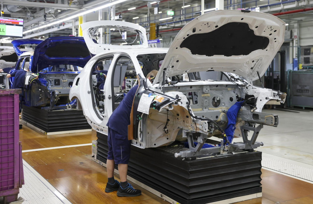 Ilustračná fotografia. Výrobná linka automobilky BMW. FOTO: TASR/DPA