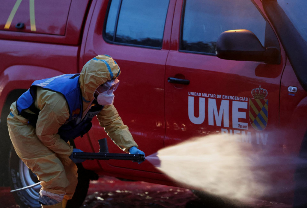 Vojak dezinfikuje vozidlo v nakazenej oblasti neďaleko Barcelony kvôli vírusu afrického moru ošípaných.