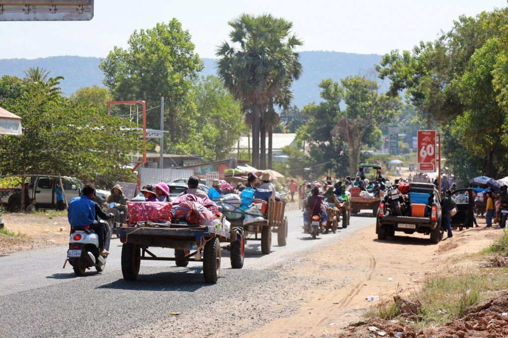 Ľudia utekajú uprostred stretov medzi Thajskom a Kambodžou pozdĺž spornej pohraničnej oblasti v provincii Oddar Meanchey v Kambodži. FOTO: Reuters/Agence Kampuchea Press