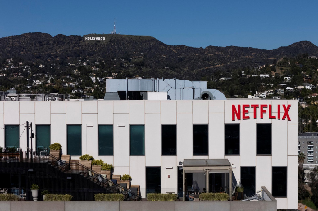 Logo spoločnosti Netflix na budove v Hollywoode. FOTO: Reuters