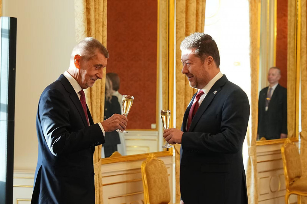Tomio Okamura blahoželá Andrejovi Babišovi k jeho vymenovaniu za premiéra. FOTO: MAFRA