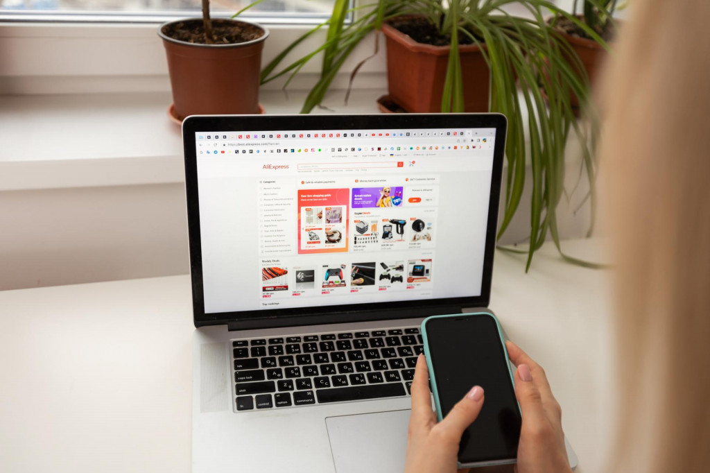 Poplatok pri internetovej objedn&aacute;vke bude z&aacute;visieť od typu doručenia. FOTO: Dreamstime