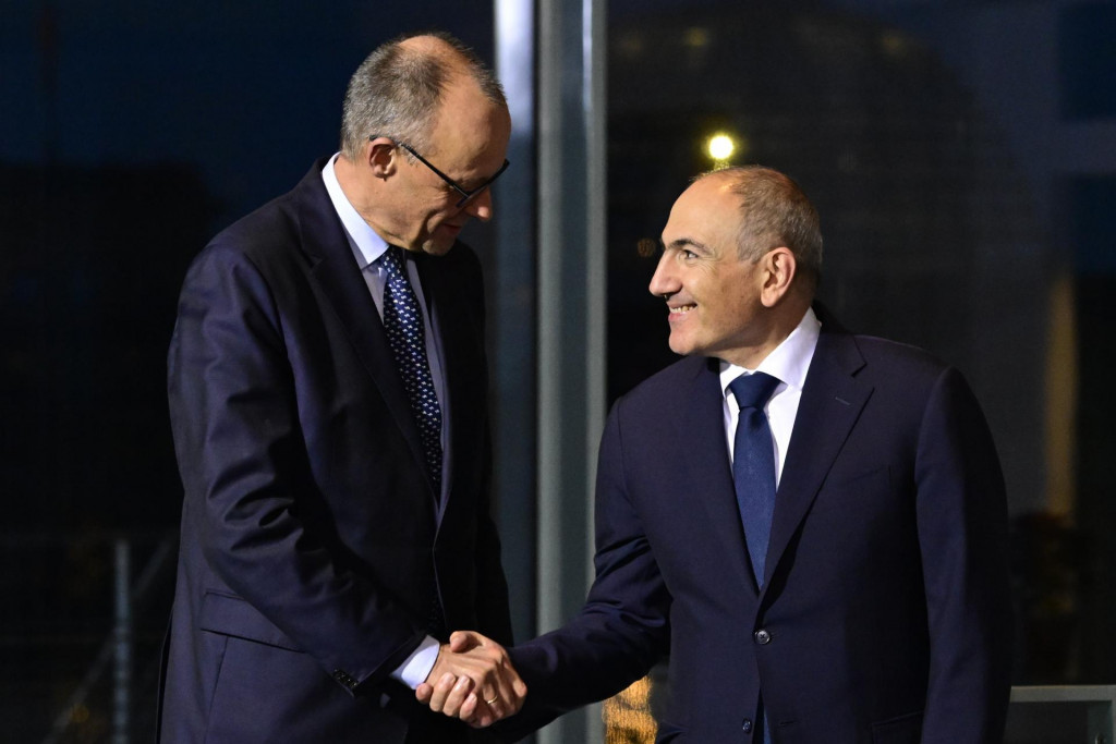 Nemecký kancelár Friedrich Merz(vľavo) si podáva ruku s arménskym premiérom Nikolom Pašinjanom počas ich stretnutia v kancelariáte v Berlíne. FOTO: TASR/AP