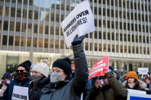 Ľudia držia transparenty, keď sa zhromažďujú na podporu prepustených zamestnancov Agentúry na ochranu životného prostredia v skúšobnej dobe na námestí Federal Plaza v Chicagu v štáte Illinois. FOTO: Reuters