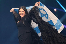 Izraelská speváčka Juval Rafaelová drží izraelskú vlajku počas generálnej skúšky finále na medzinárodnej pesničkovej súťaži Eurovízia (Eurovision Song Contest) vo švajčiarskom Bazileji. FOTO: TASR/AP