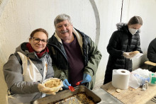 Pravidelný výdaj jedla pre ľudí bez domova v Petržalke.