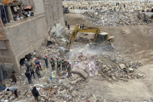 Záchranári pracujú na mieste zrútenia dvoch budov v meste Fez v Maroku. FOTO: Reuters