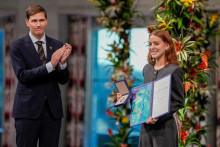 Ana Corina Sosa Machadov&aacute;, dc&eacute;ra nositeľky Nobelovej ceny za mier Marie Coriny Machadovej, preber&aacute; cenu v mene svojej matky počas sl&aacute;vnostn&eacute;ho odovzd&aacute;vania Nobelovej ceny v Osle. FOTO: Reuters/Ole Berg-Rusten