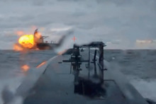 Ukrajinský námorný dron ukazuje, ako je tanker Dashan, ktorý je súčasťou ruskej takzvanej „tieňovej flotily“, zasiahnutý iným námorným dronom v Čiernom mori. FOTO: Reuters